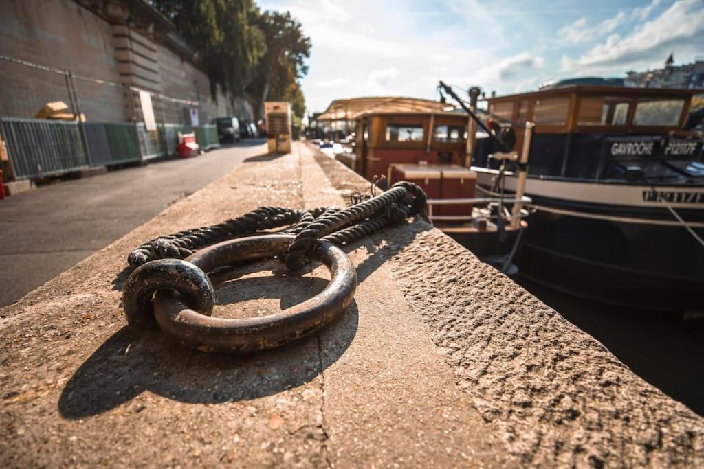 Classic Riverboat In The Center Of Paris Exterior foto