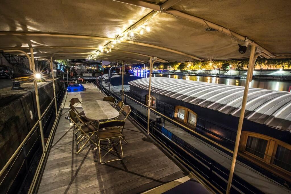 Classic Riverboat In The Center Of Paris Exterior foto