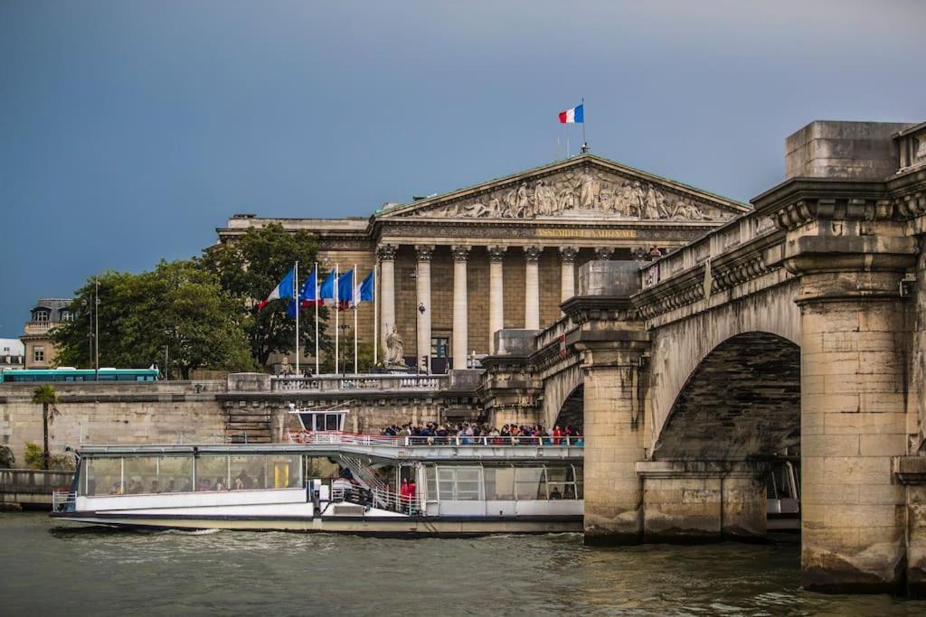 Classic Riverboat In The Center Of Paris Exterior foto