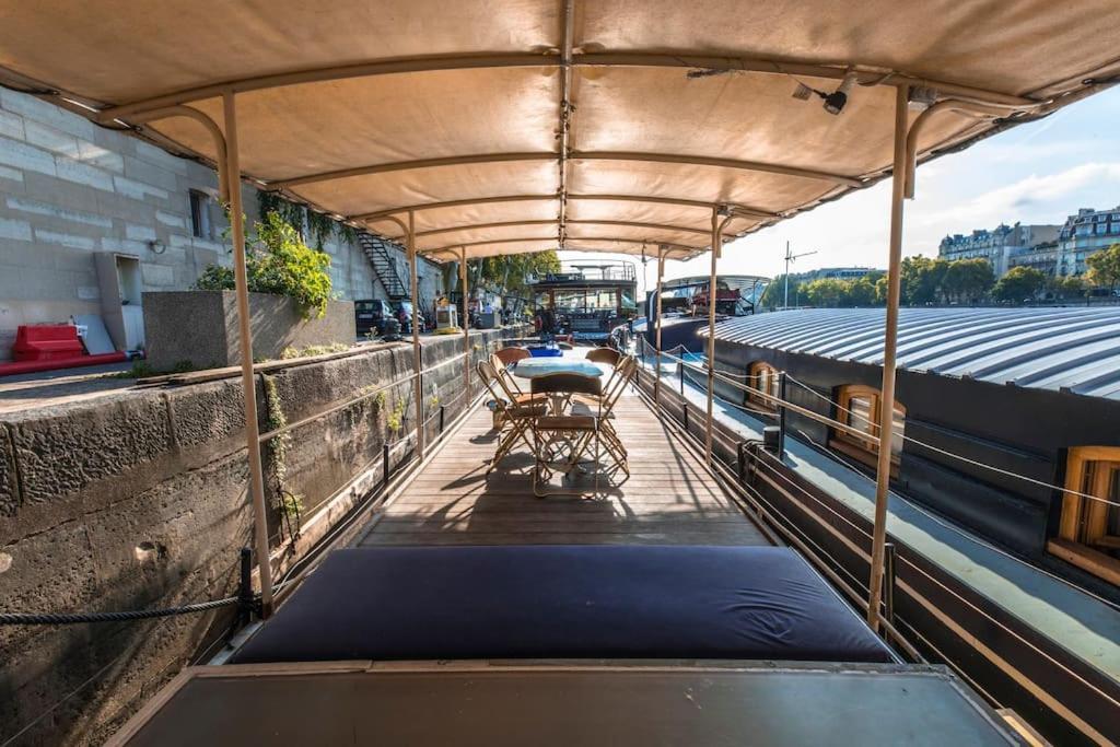 Classic Riverboat In The Center Of Paris Exterior foto